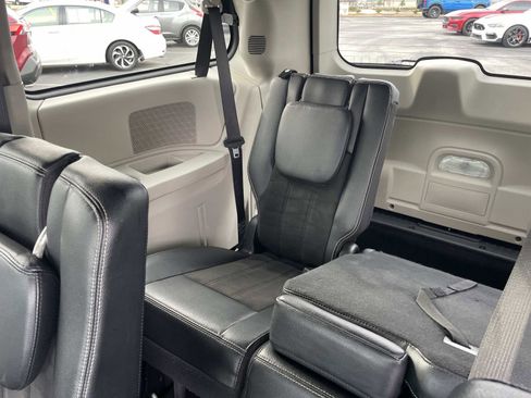 Used 2019 Dodge Grand Caravan SXT image 13