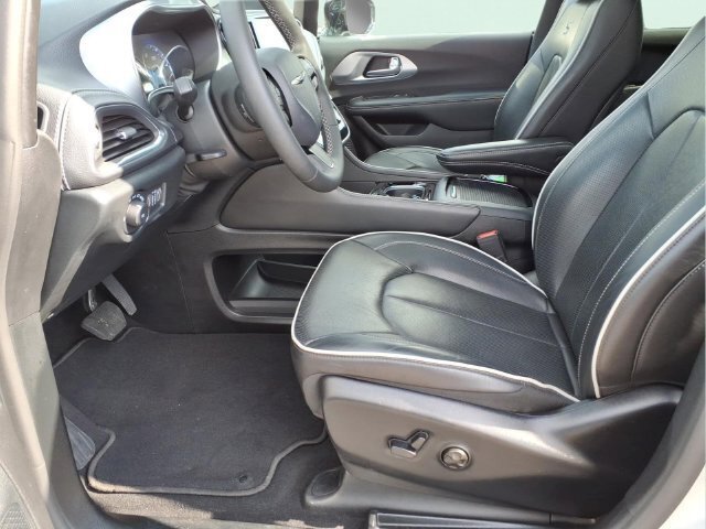 Used 2026 Chrysler Pacifica Limited w/ S Appearance Package FWD image 16