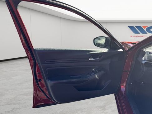 Used 2024 Nissan Altima 2.5 SV FWD image 9