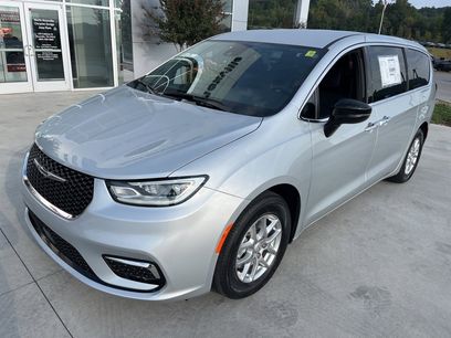 New 2026 Chrysler Pacifica Select