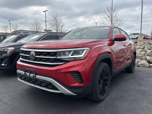 Used 2023 Volkswagen Atlas Cross Sport SE w/ Panoramic Sunroof Package FWD image 2