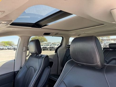 Used 2024 Chrysler Pacifica Limited image 31