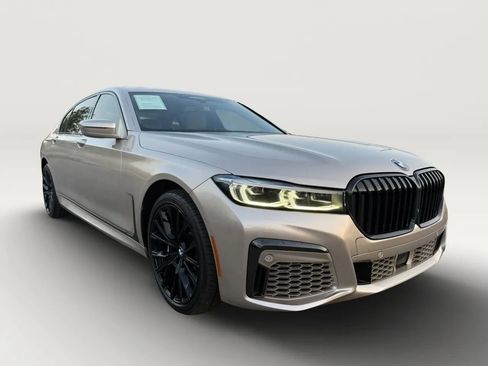 Used 2022 BMW 740i w/ Luxury Rear Seating Package RWD image 2