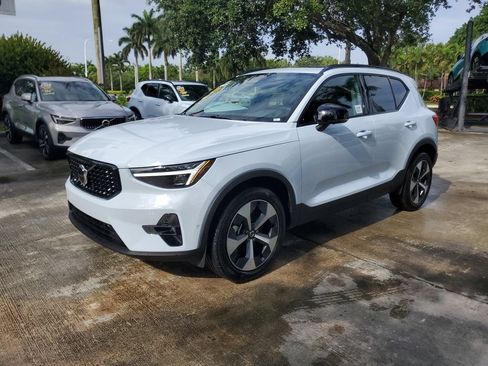 Certified 2026 Volvo XC40 B5 Plus AWD/4WD image 3