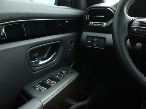 Used 2025 Honda Pilot TrailSport image 29