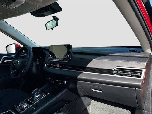 Used 2024 Mitsubishi Outlander SE image 32