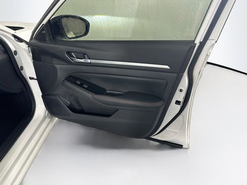 Used 2024 Nissan Altima 2.5 SR FWD image 30