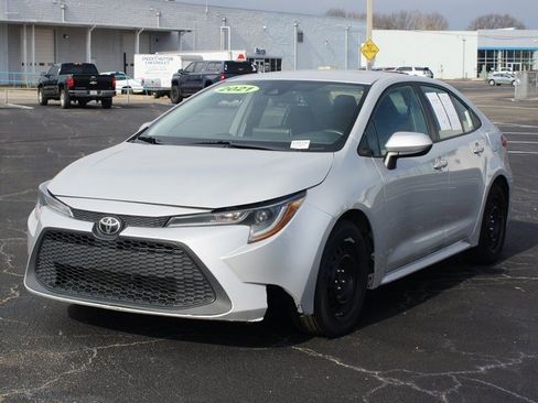 Used 2021 Toyota Corolla LE image 2