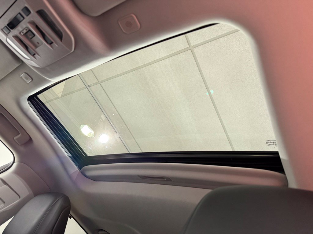 Used 2025 Toyota Highlander XLE AWD/4WD image 18