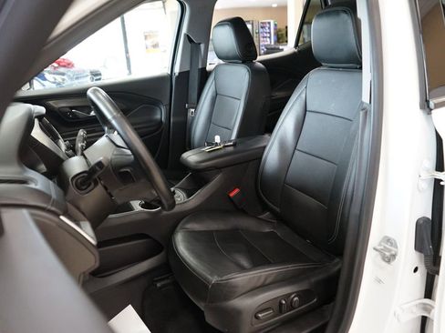 Used 2023 GMC Terrain SLT image 2