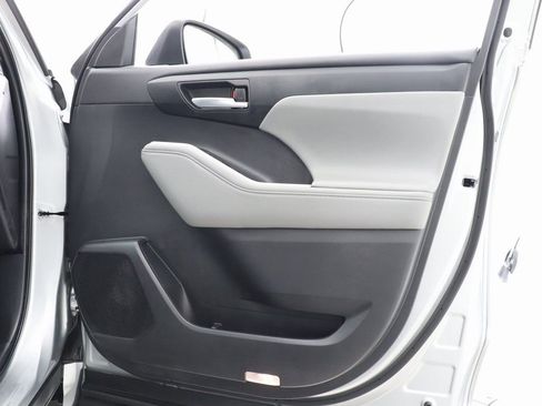 Used 2024 Toyota Highlander XLE image 41