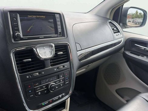 Used 2016 Chrysler Town & Country Touring w/ Driver Convenience Group FWD image 24