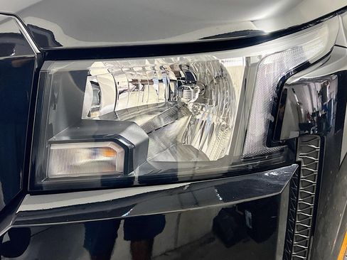 Used 2024 Nissan Frontier SV image 11