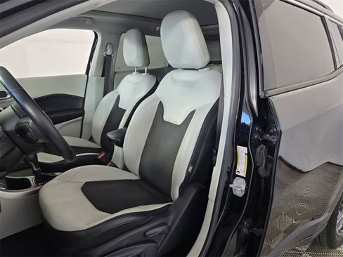 Used 2018 Jeep Compass Latitude image 6