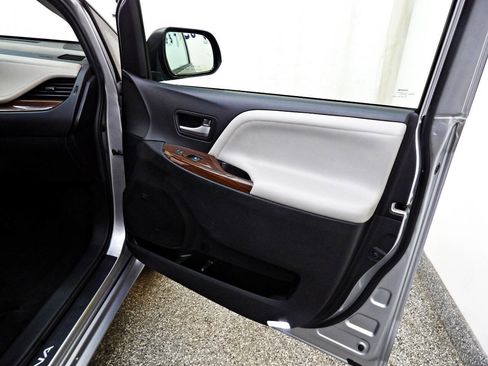 Used 2017 Toyota Sienna Limited image 16