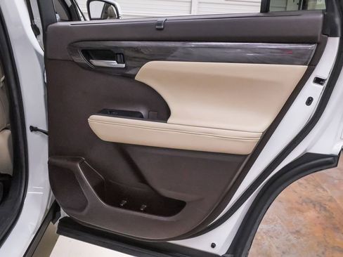 Used 2020 Toyota Highlander Limited FWD image 29