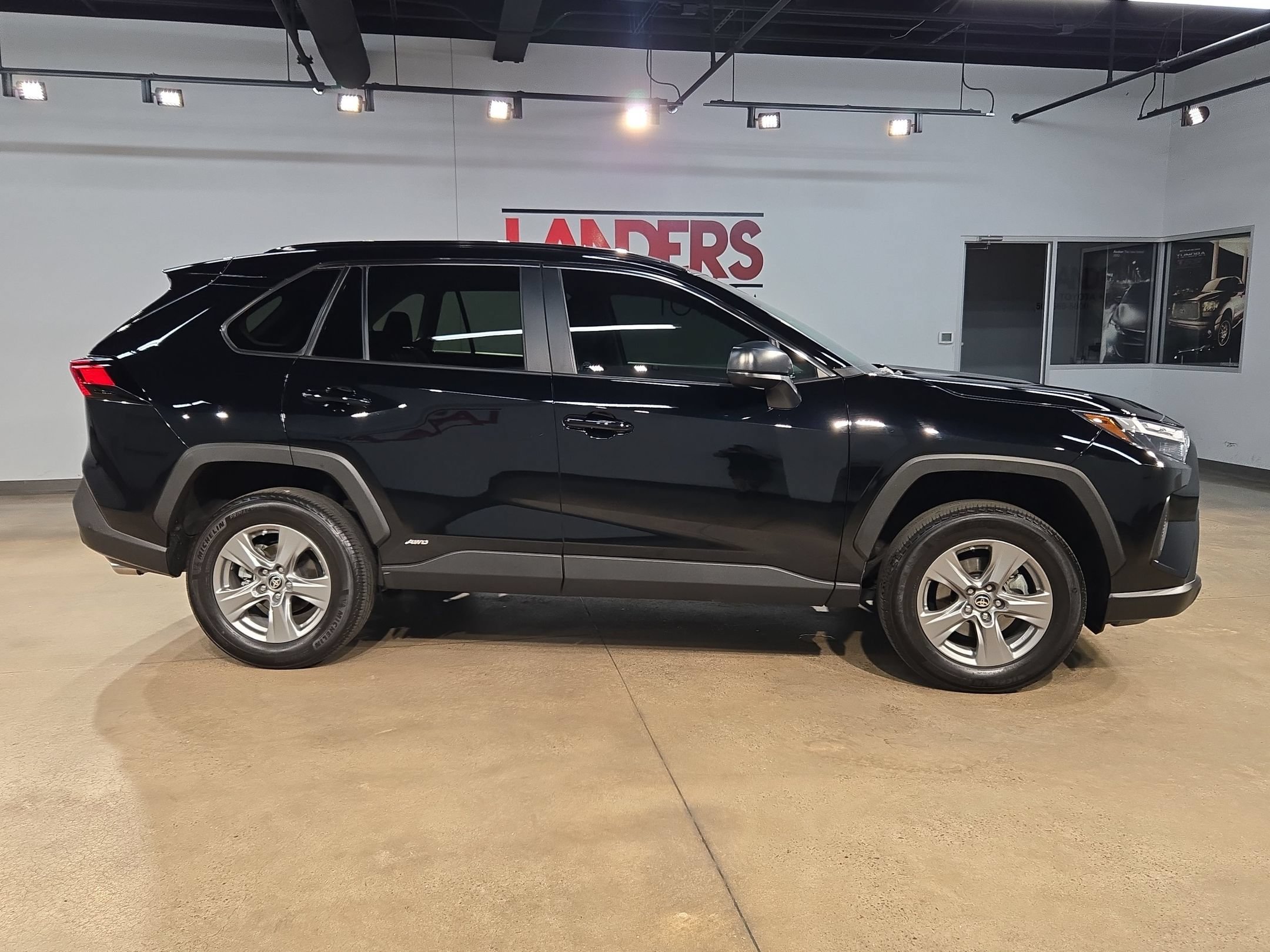 Used 2024 Toyota RAV4 LE AWD/4WD image 8