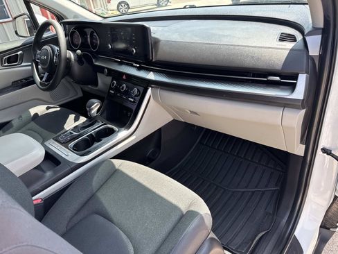 Used 2024 Kia Carnival LX FWD image 12