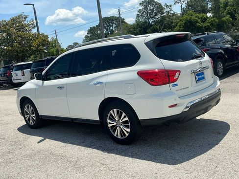 Used 2018 Nissan Pathfinder SV FWD image 3