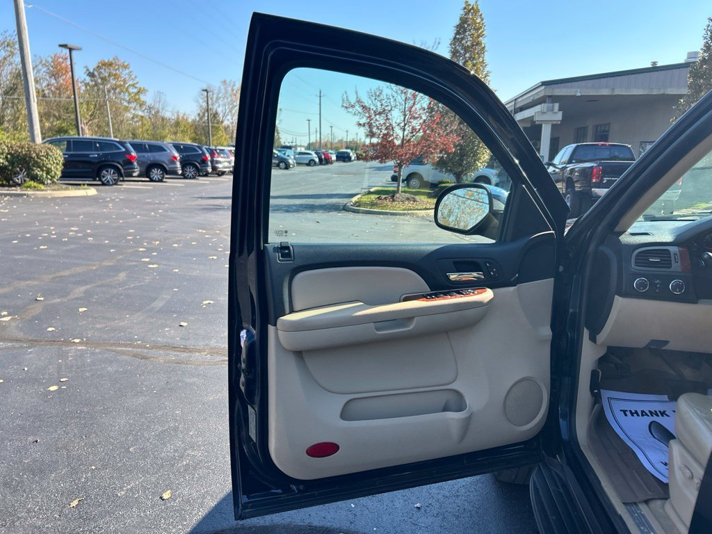 Used 2008 Chevrolet Tahoe LTZ w/ LTZ Preferred Equipment Group AWD/4WD image 9