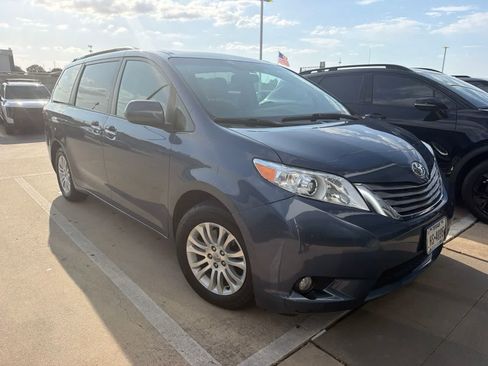 Used 2015 Toyota Sienna XLE w/ XLE Navigation Package FWD image 5