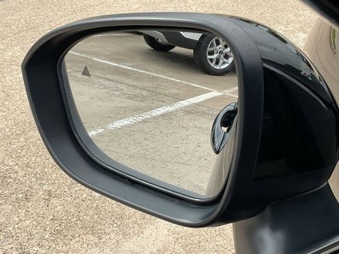 Used 2023 Nissan Rogue SV image 11