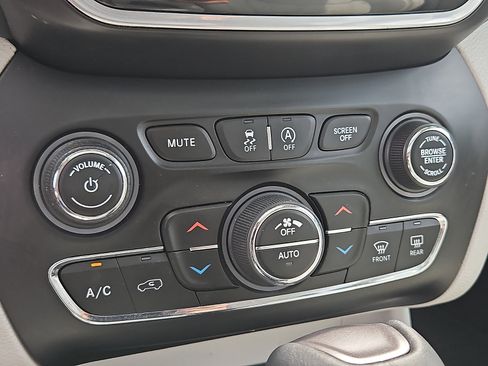 Used 2021 Jeep Cherokee Limited AWD/4WD image 17