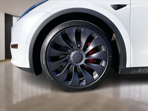 Used 2025 Tesla Model Y Performance image 32
