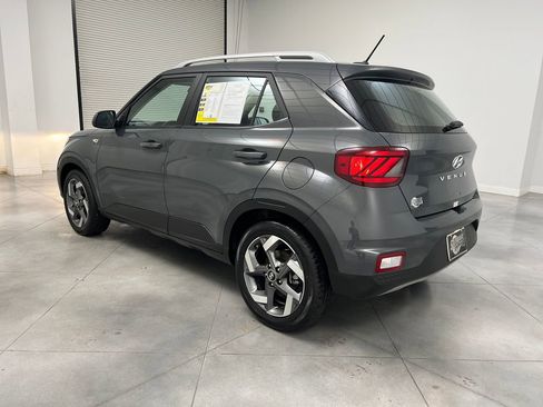 Used 2025 Hyundai Venue SEL FWD image 5