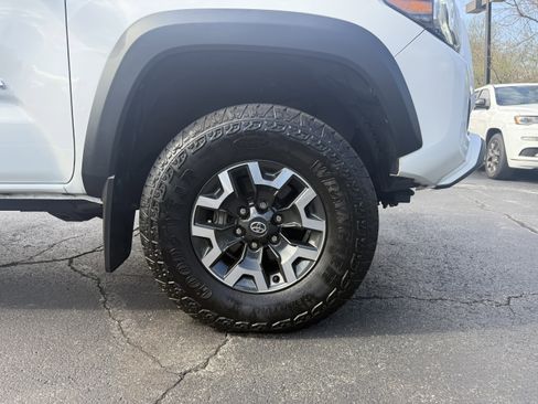 Used 2023 Toyota Tacoma TRD Off-Road w/ TRD Premium Off Road Package image 10