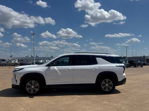 Used 2025 Chevrolet Traverse LT FWD image 13