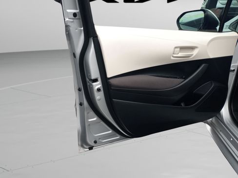 Used 2025 Toyota Corolla LE w/ Convenience Package image 26