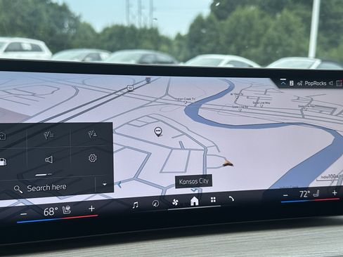 Used 2025 BMW 330i xDrive Sedan w/ Premium Package image 23