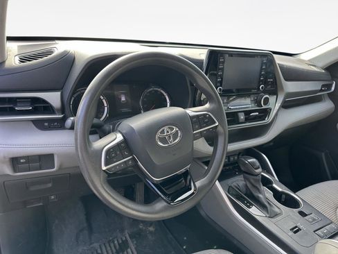 Used 2021 Toyota Highlander L FWD image 10