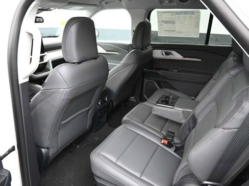 Used 2025 Ford Explorer Active w/ Active Comfort Package image 16