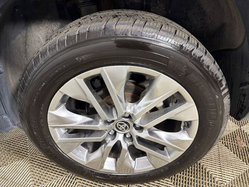 Used 2020 Toyota RAV4 XLE Premium image 21