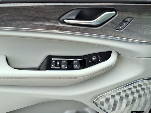 Used 2023 Jeep Grand Cherokee Overland RWD image 10
