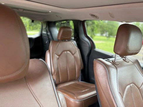 Used 2017 Chrysler Pacifica Limited w/ UConnect Theater Package FWD image 8
