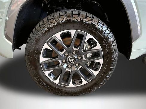 Used 2025 Toyota Tundra Limited AWD/4WD image 28