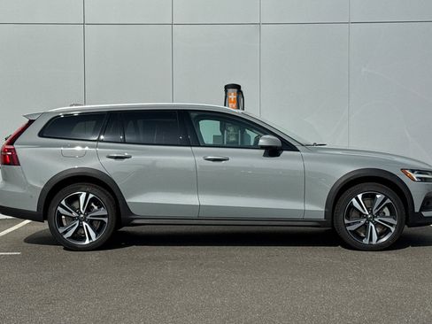 New 2026 Volvo V60 B5 Cross Country Plus w/ Climate Package AWD/4WD image 6