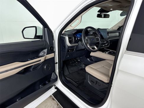 Used 2023 Ford Expedition XLT image 3