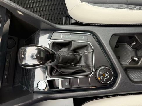 Certified 2025 Volkswagen Taos SE w/ Panoramic Sunroof Package image 23