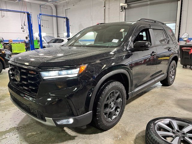 Used 2025 Honda Pilot TrailSport image 3