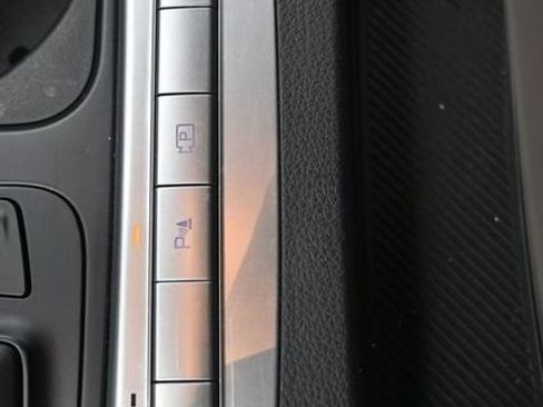 Used 2025 Kia Carnival FWD image 14