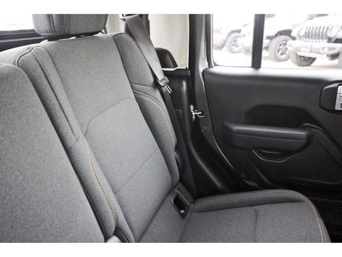 Used 2024 Jeep Gladiator Sport image 15