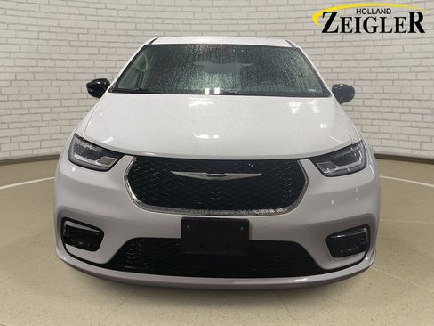 Used 2024 Chrysler Pacifica Touring-L FWD image 2