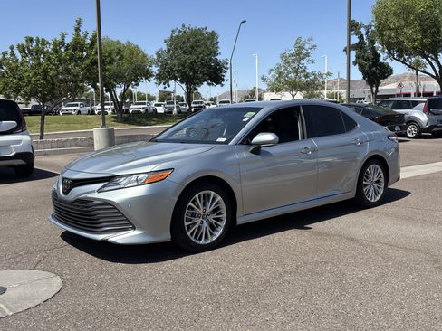 Used 2018 Toyota Camry XLE FWD image 2