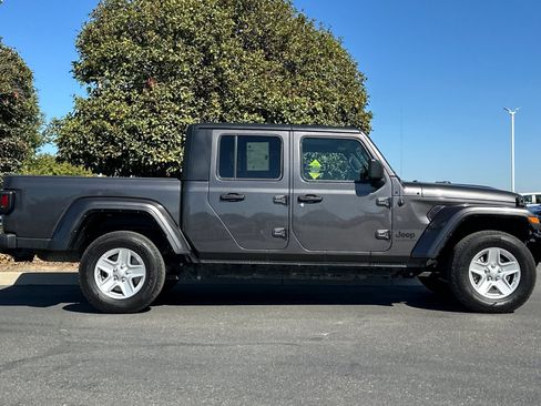 Used 2022 Jeep Gladiator Sport image 3