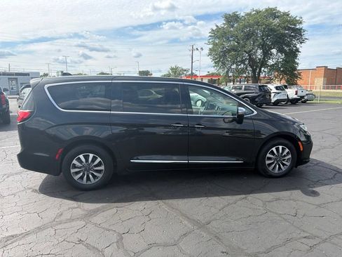 Used 2023 Chrysler Pacifica Limited FWD image 5