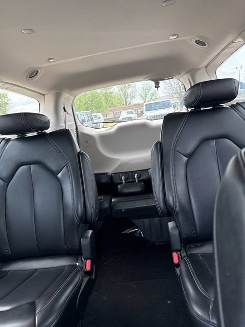 Used 2023 Chrysler Pacifica Touring-L FWD image 16